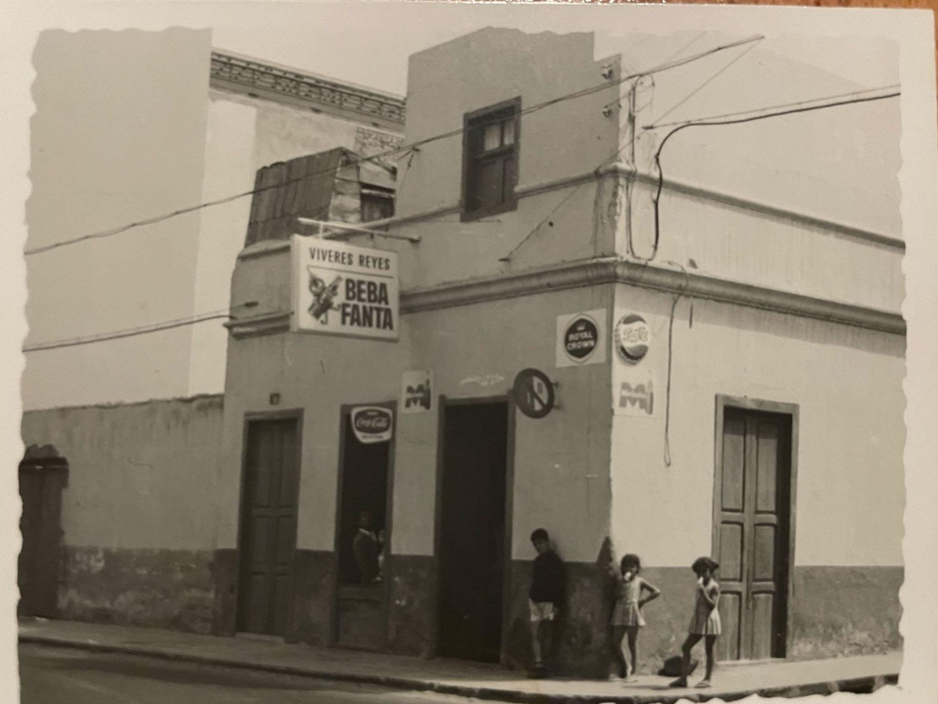 “Víveres Reyes”